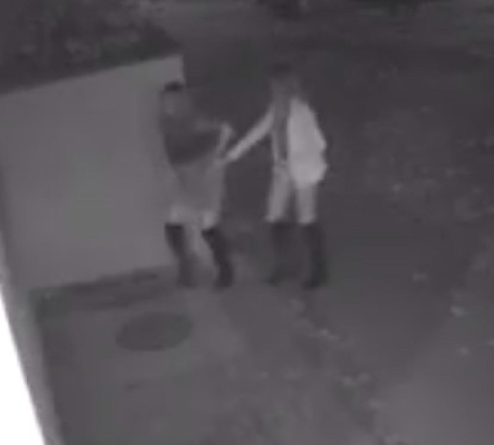 Dve "napucane" devojke se vraćale iz grada, zastale nasred ulice i uradile nešto čega se sada stide i one i svi koji ih znaju (VIDEO 18+)