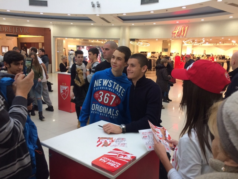 Red do autobuske stanice! Školarci tražili autograme i selfije od igrača Zvezde, stampedo oko Pavkova i Borjana (FOTO)
