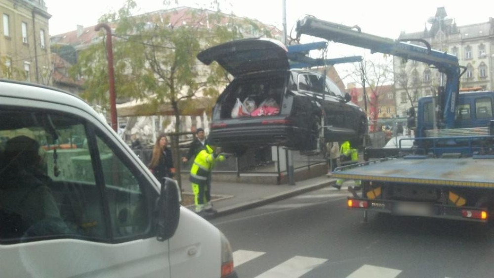 Poznatoj voditeljki pauk odneo auto zbog blokiranja ulice!