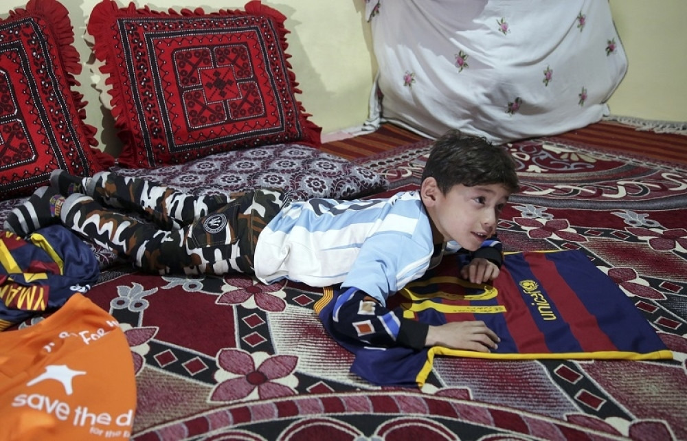 Dečak iz Afganistana ponovo sa Mesijevim dresovima i loptom! To mu znači ISTO ŠTO I ŽIVOT! (FOTO)