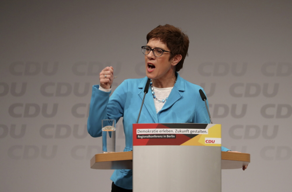 "Mini Merkel" lojalna prethodnici, ali daleko brutalnijih stavova! Šta njeno imenovanje donosi Srbiji?