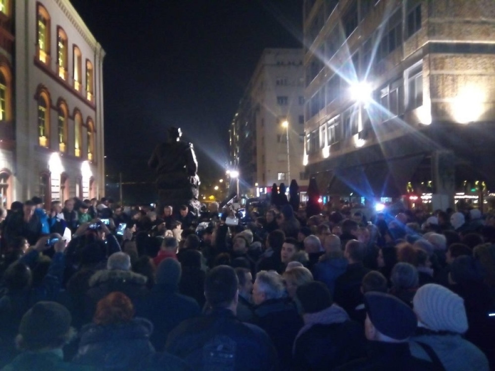 Čim su se Đilasovci okupili IZBILA JE TUČA! Jedni druge gurali i UDARALI KIŠOBRANIMA