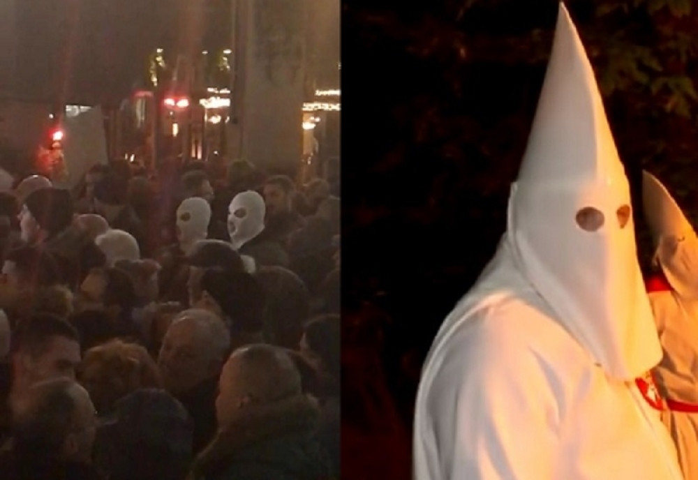 Fantomke na protestu opozicije, podsećaju na zloglasnu fašističku organizaciju (FOTO)