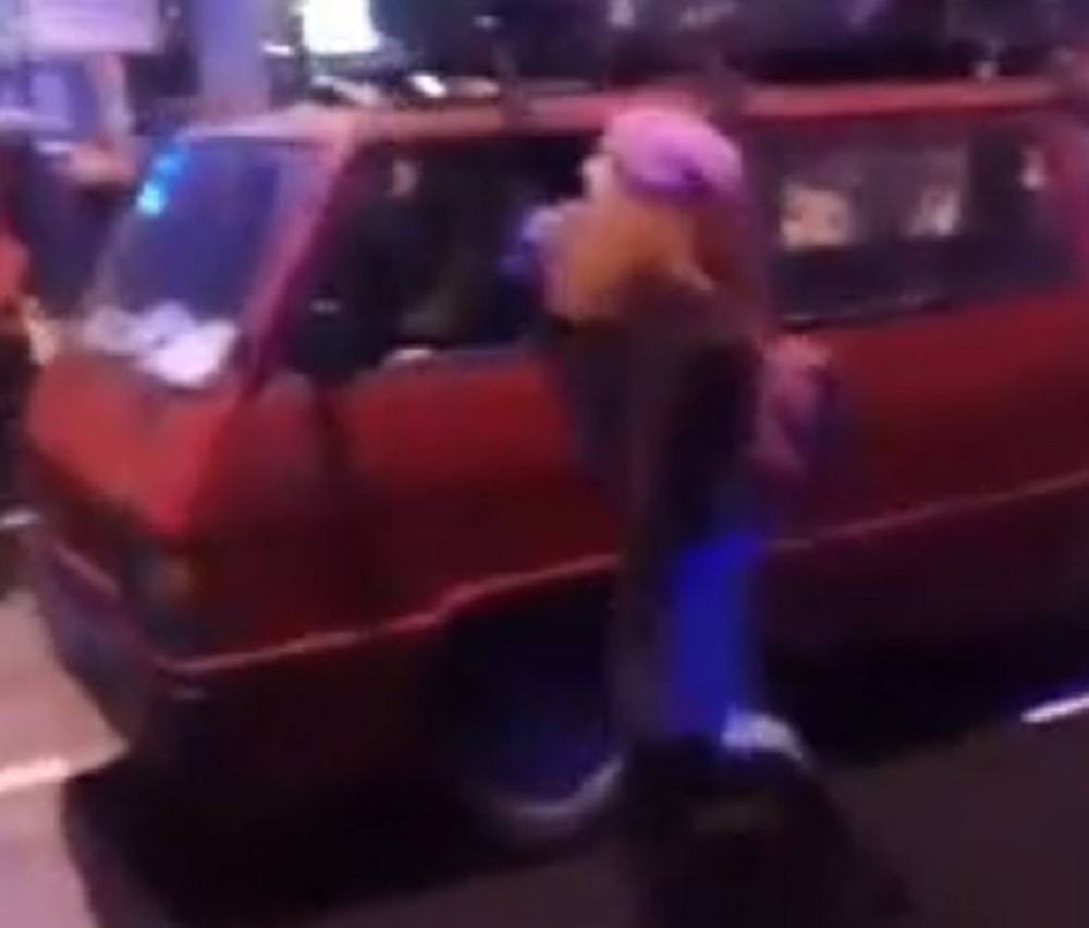 Učesnica protesta opozicije radila nasred ulice nešto što će vas izbezumiti! Prolaznici se krstili levom i desnom (VIDEO)