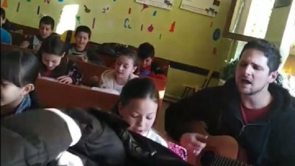 Veroučitelj uzeo gitaru i nasred časa zajedno sa decom otpevao jednu od najemotivnijih srpskih pesama (VIDEO)
