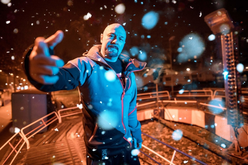 Bratu našeg poznatog repera zapaljen automobil! Ovo je MOTIV napada, EKSPLOZIJA uznemirila sve stanare!