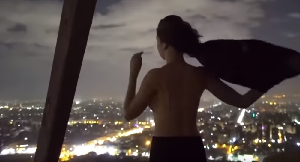 Uhvatio ćerku kako VODI LJUBAV s momkom u kolima! S LEDENIM OSMEHOM rešio je da je ovako kazni! (VIDEO)