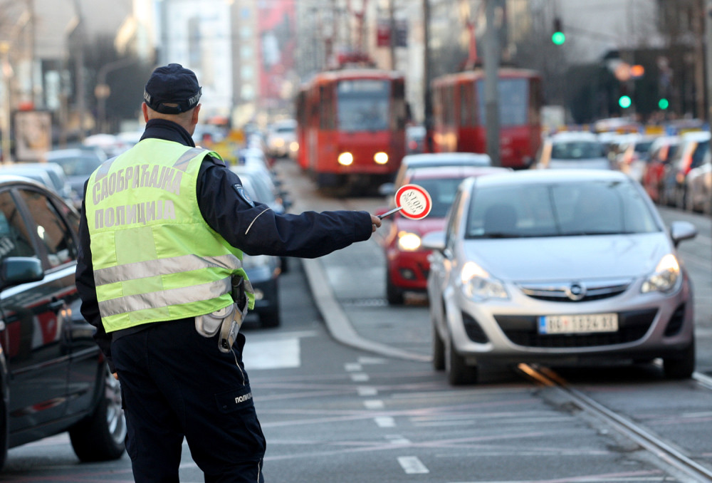 Američki diplomata, njegova supruga i dete povređeni!
