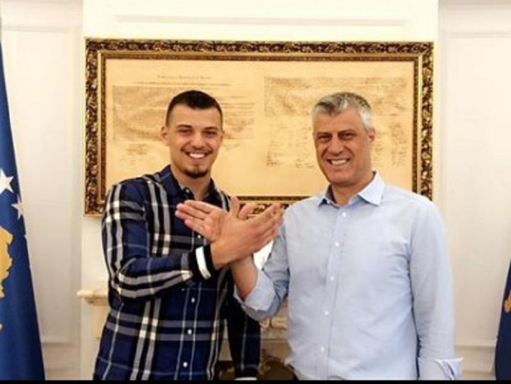 Sin Hašima Tačija uživa u luksuzu i putovanjima, a svaka njegova slika je P*ŠANJE PO SIROTINJI (FOTO)