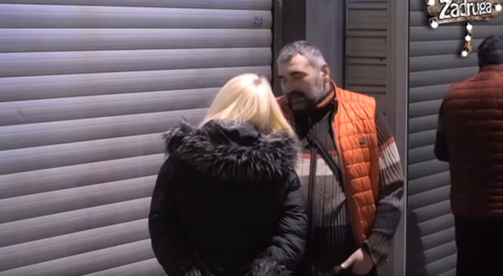 Urlala na Mikija, nije verovala da će i njoj pčelar to uraditi!