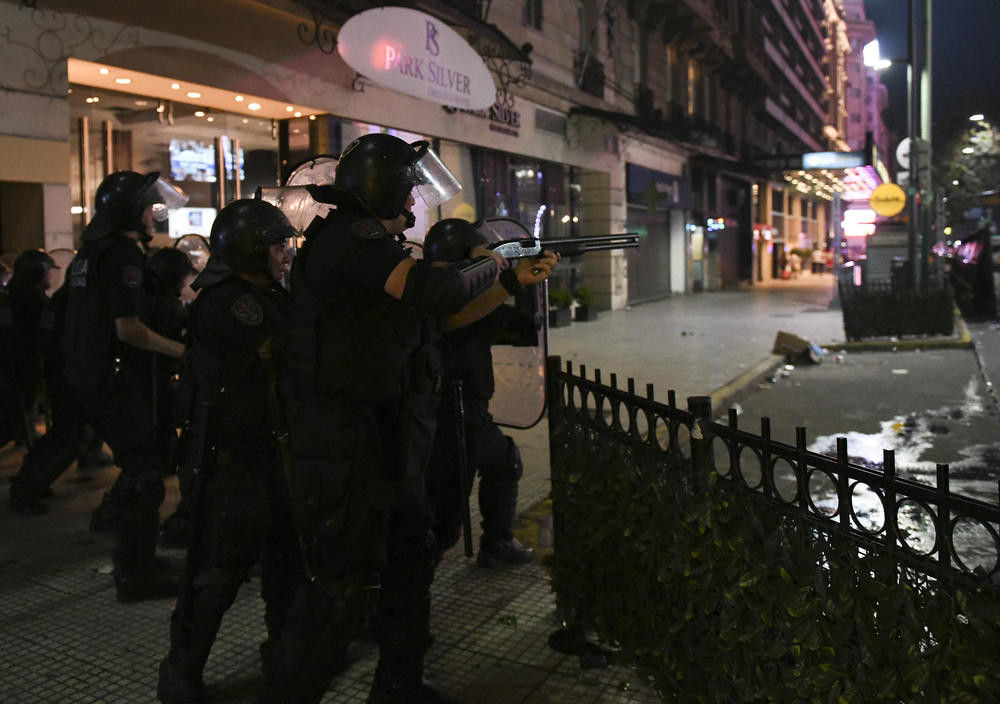 Rat u Buenos Ajresu, NAVIJAČI NAPALI POLICIJU, a oni odgovorili suzavcem i gumenim mecima! (FOTO)