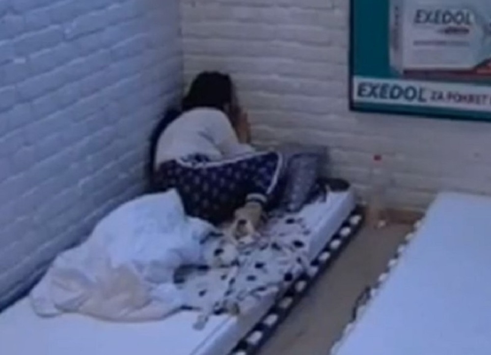 Zerina nepomično leži na podu, svi na nogama! Jeziva scena! (VIDEO)