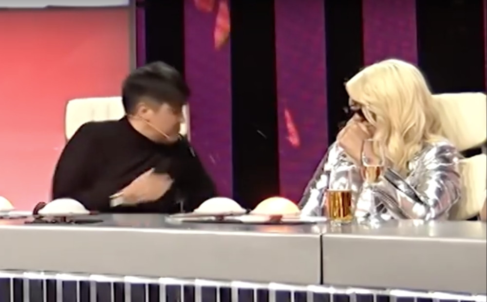 Izbacila svu vodu iz usta pravo na Jelenu! (VIDEO)