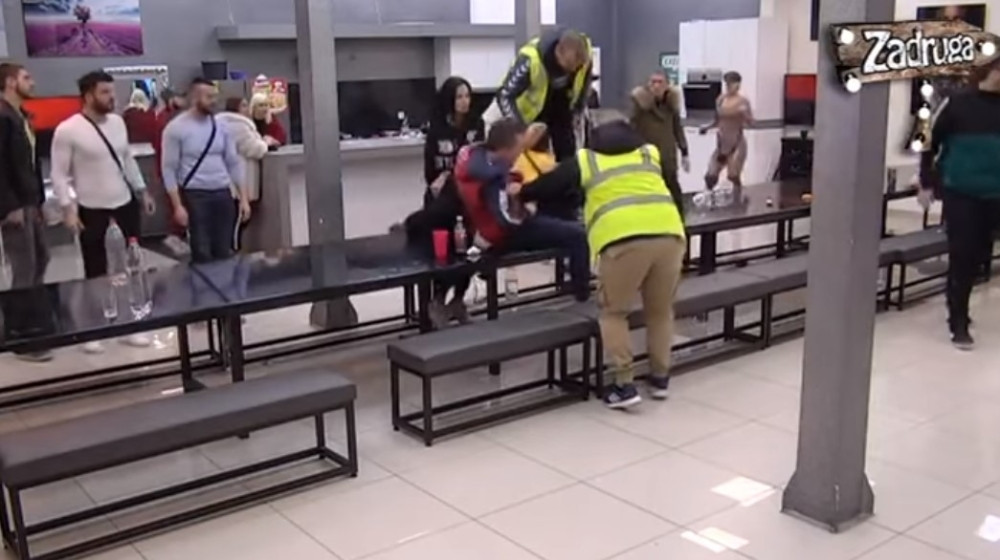 Tuča u Zadruzi, razdvajali ih uz jauke: Zerina napala Aleksandru, mlatile se dok ih obezbeđenje nije razdvojilo, a onda je pobegla iz rijalitija