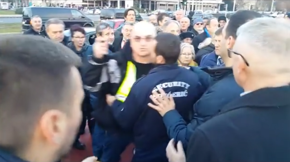 Njega su sinoć Hrvati tukli na otkrivanju spomenika Tuđmanu, a sada se pojavio i snimak (VIDEO)