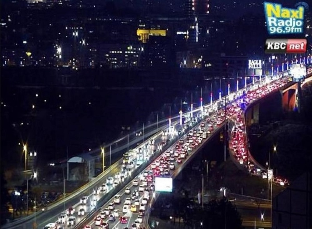 Stravične GUŽVE u gradu zbog UTAKMICE! Kolone na mostovima, čep na Autokomandi!