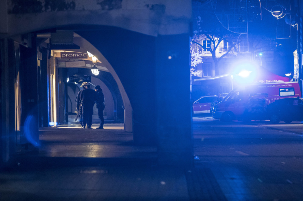 Policija opkolila napadača iz Strazbura, a onda su se začula tri pucnja, mnogi su ODAHNULI!