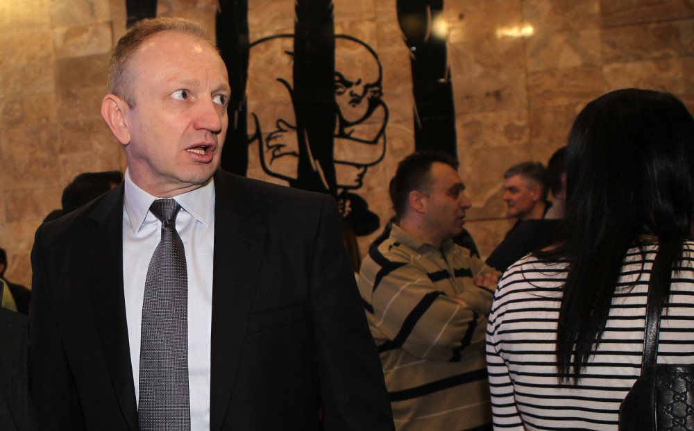 Krije se iza dece, a jedini koji je psovao i vređao bilo koga bio je zapravo on!