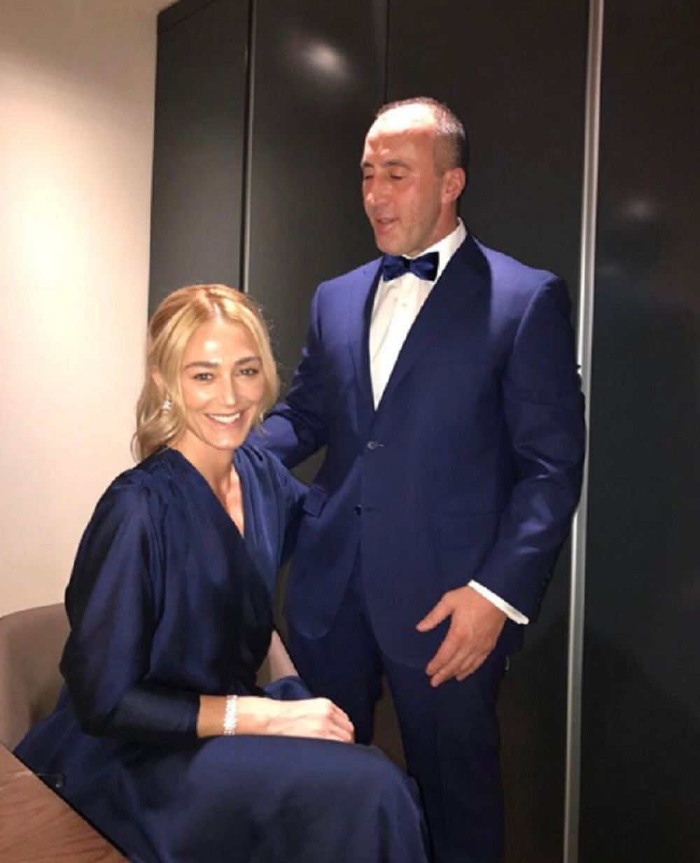 Odmah posle muževljeve ostavke, opasna plavuša koja mu je rodila troje dece - poslala SKRIVENU PORUKU!