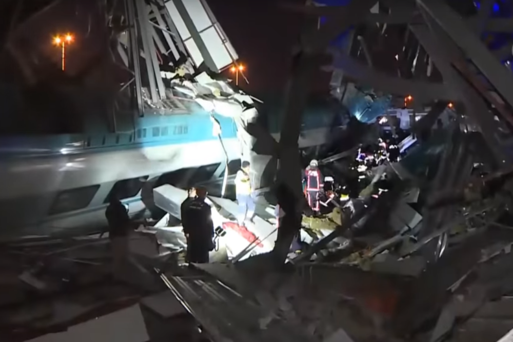 Voz izleteo s koloseka, vagoni smrskani, leševi po celoj železničkoj stanici!