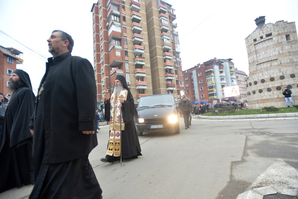 Bacili srpsku svetinju na parking iza zgrade opštine!