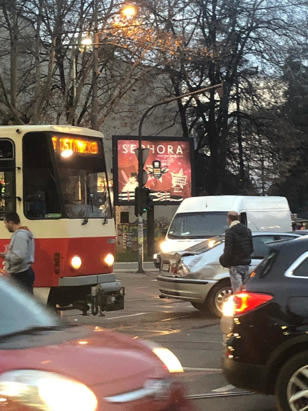 Tramvaj se zakucao u automobil, saobraćaj se odvija otežano, ne idite u ovom pravcu ako ne morate! (FOTO)