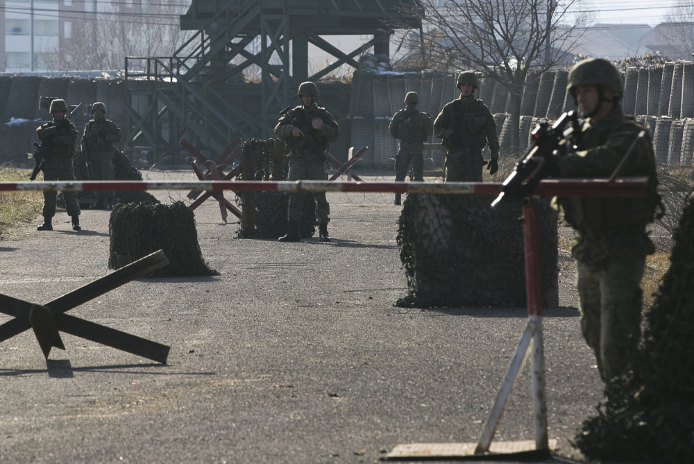Zaplenjeno sakriveno oružje u kući pored koje naši vojnici REDOVNO PATROLIRAJU!