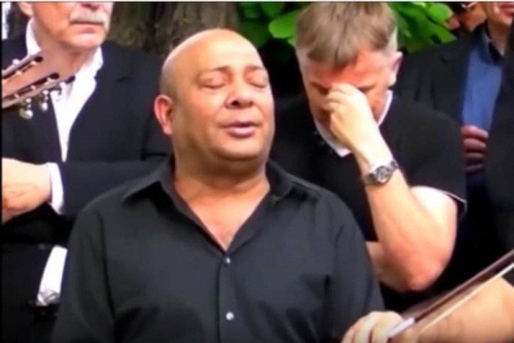 Džej ubijenom Nikoli Bojoviću na grobu ispunio POSLEDNJU ŽELJU... Čuli su se samo jecaji i kuknjava  (VIDEO)