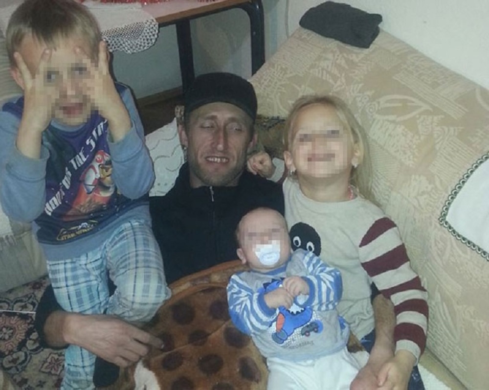 Kuća u kojoj se desio zločin kakav Balkan ne pamti sablasno stoji, vlasnik ne može vrata da otvori, dečje bicikle naslonjene u dvorištu...