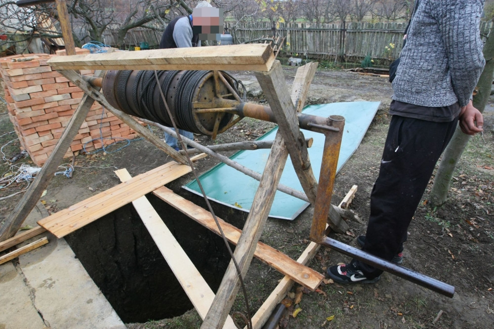 Dečak četiri dana čekao mrtve roditelje, jeo hladne palačinke i jabuke, a grejala ga samo MAČKA, sada ponavlja samo jedno pitanje