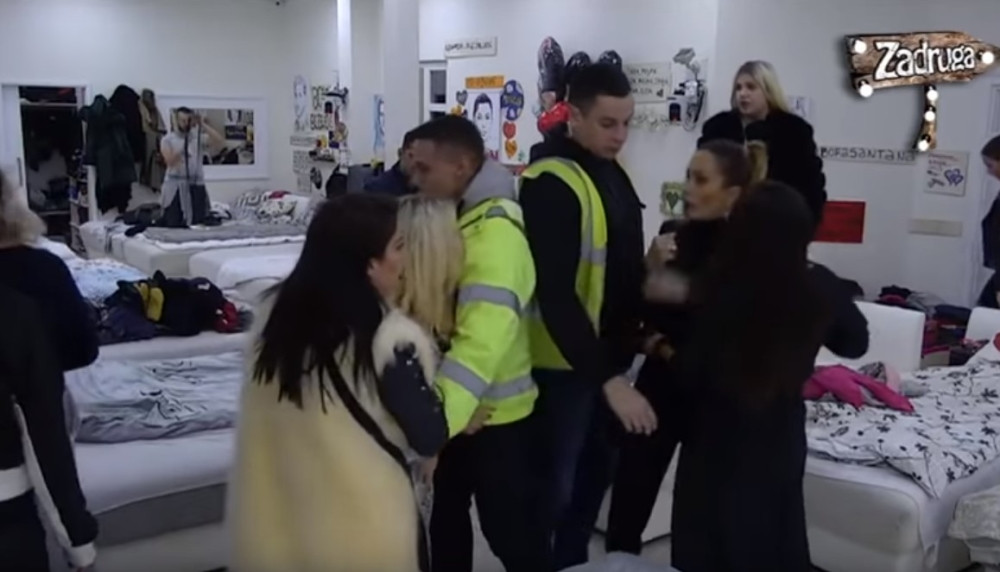Letele flaše na sve strane! Marijana i Dorotea u klinču, polivale se vodom, obezbeđenje nije moglo da ih obuzda
