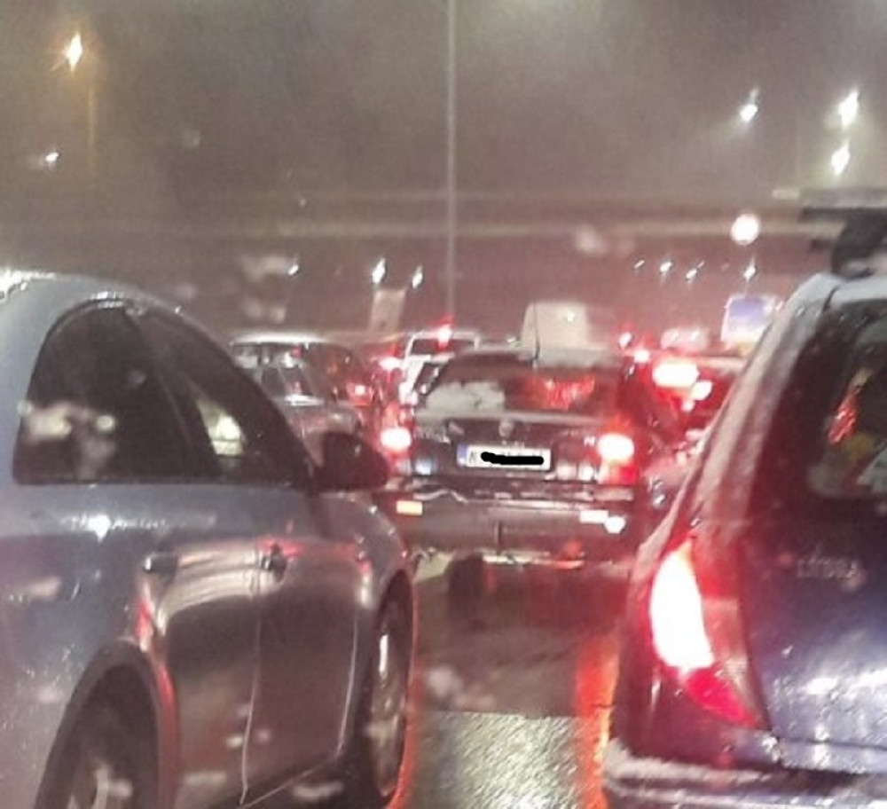 Između vozila nema gde igla da padne, jedni drugim "ljube branike", građani jedva dozivaju taksi (FOTO)