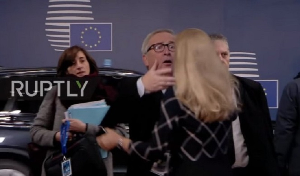 Raščupao kosu ženi na ulazu, njena reakcija je ZAPANJUJUĆA! (VIDEO)