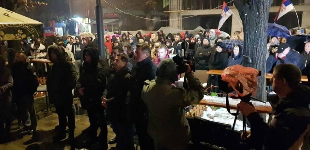 Srbi u Kosovskoj Mitrovici uživo na trgu pratili obraćanje predsednika Vučića (FOTO)