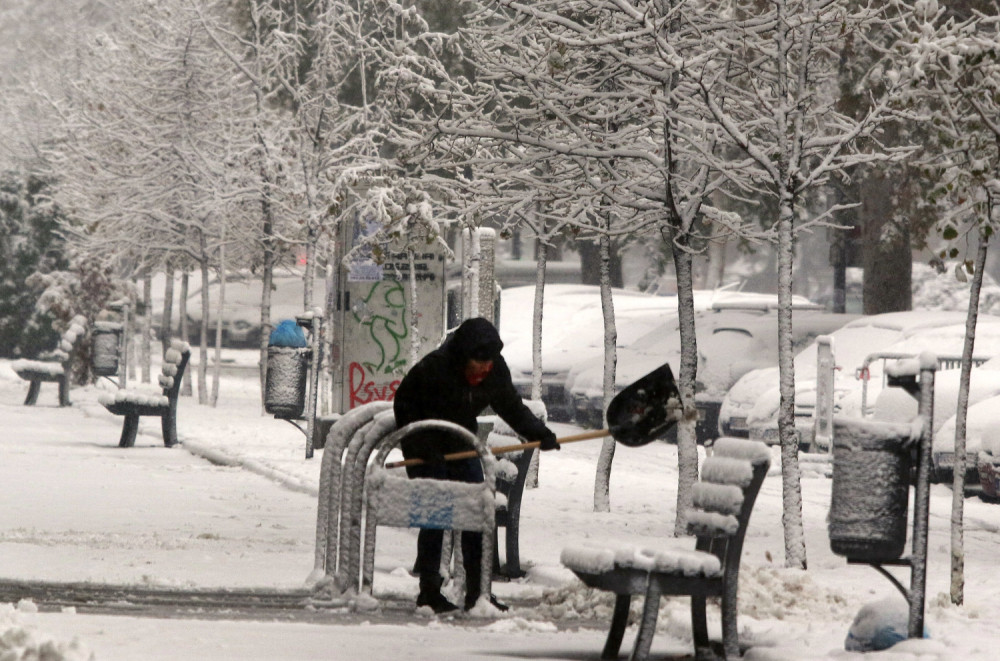 Sneg ne prestaje, do kraja dana bićemo POTPUNO ZAVEJANI! Toliku VISINU snežnog pokrivača nismo videli godinama!