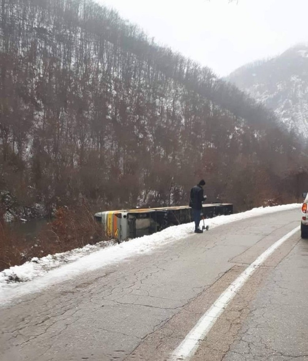 Prevrnuo se autobus sa putnicima iz Beograda! IMA MRTVIH! (FOTO)