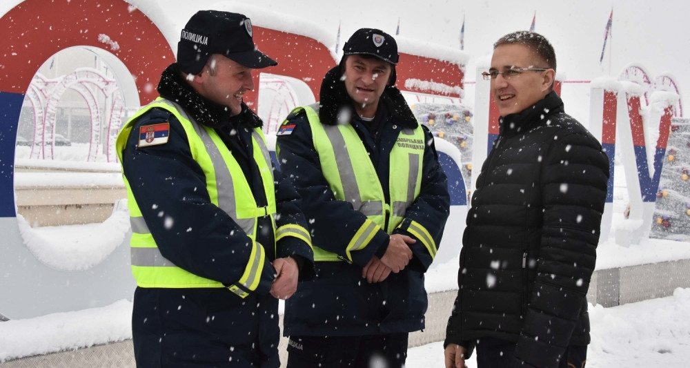 Beogradski saobraćajci po mećavi i ledenom danu brinu o bezbednosti građana, a onda ih je iznenadio ministar!