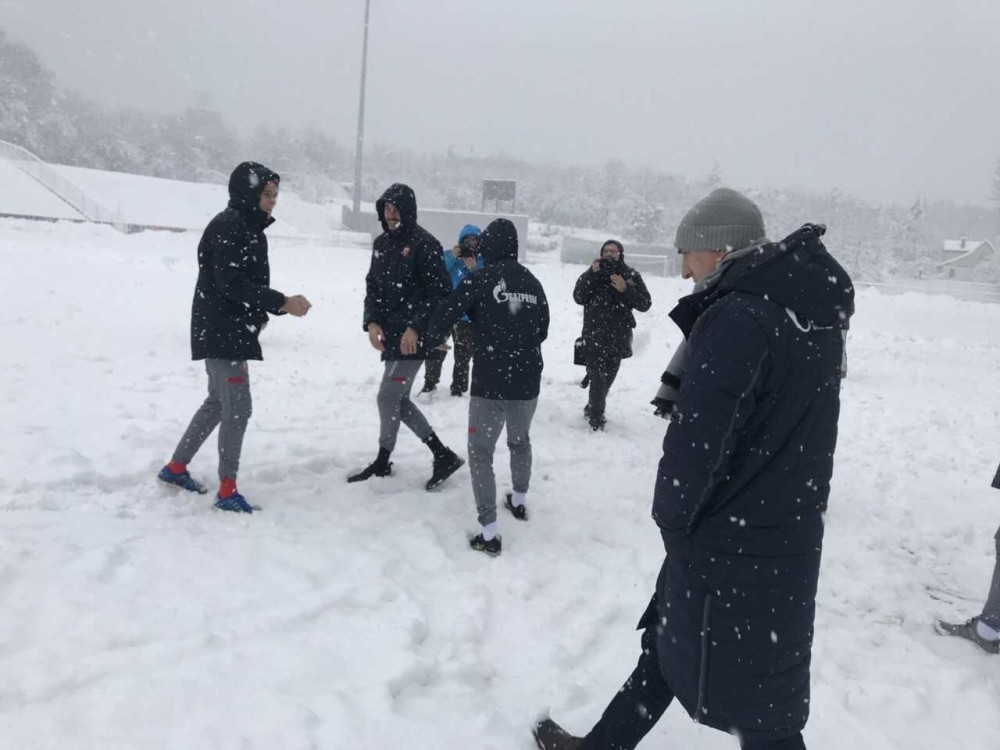 Pogledajte šta su radili fudbaleri Zvezde dok su čekali odluku da li će se igrati na Banovom Brdu! (FOTO)