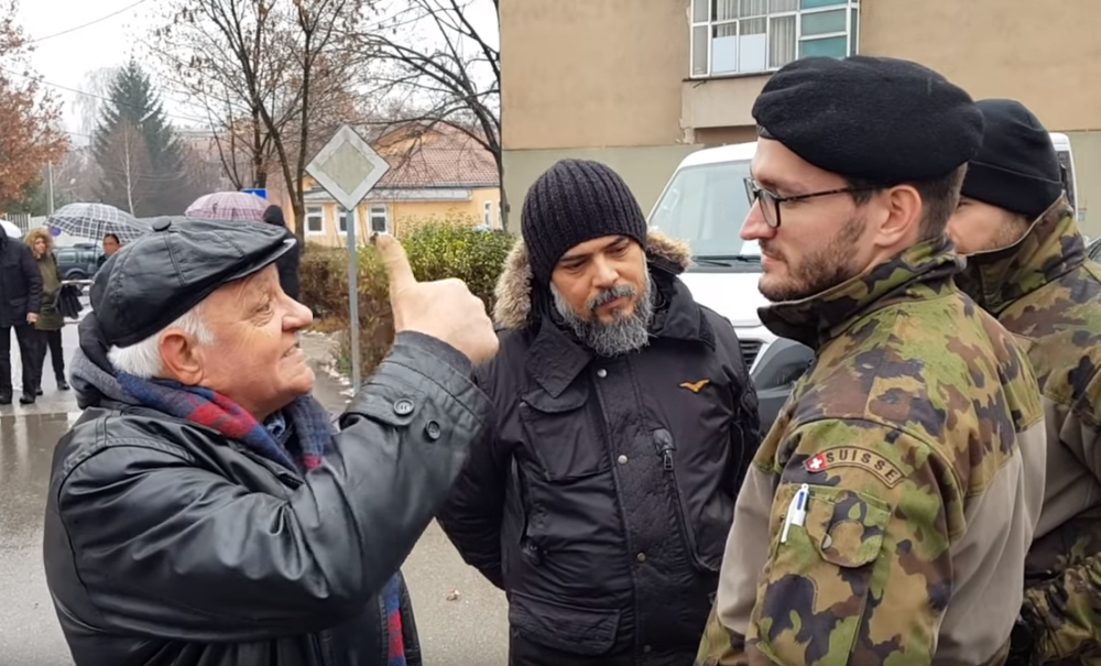 Dragomir je zaustavio pripadnike KFORA nasred Mitrovice i održao im lekciju! Evo šta su oni uradili! (VIDEO)