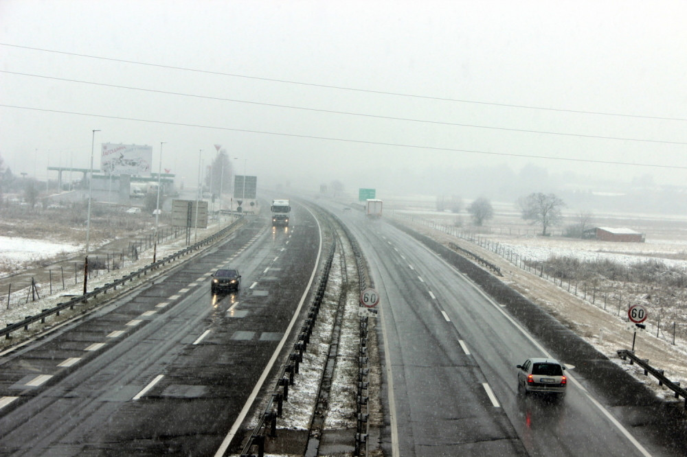 Zbog snežnih padavina na ovoj deonici ograničenje brzine 60 kilometara na čas!