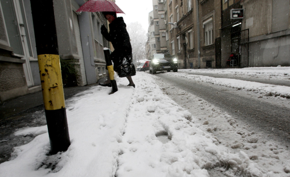 Natpis na automobilu ovog Beograđanina je mnoge nasmejao do suza, a mnogi su mu i čestitali! (FOTO)