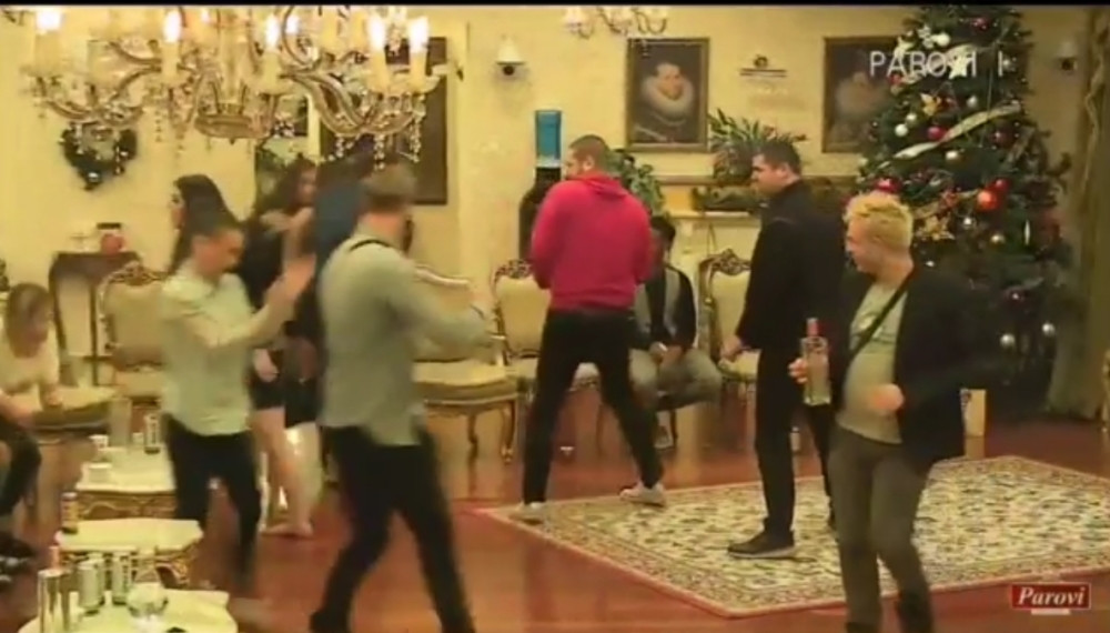 Takmičar pokušao da prereže grkljan! Cimeri ga uz jauke spasavali!