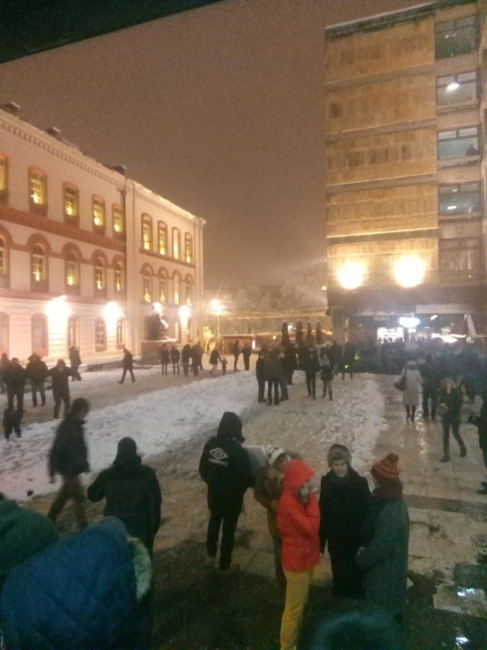 Hteli bi da ruše Vučića, a ne mogu sa snegom da se izbore (FOTO)