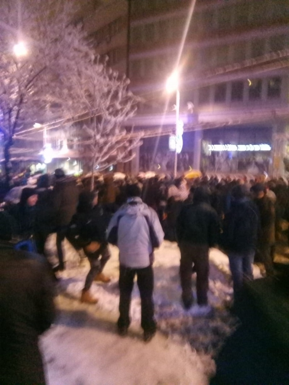 Sledbenici opozicije došli ispred zgrade RTS-a, a onda pokazali sav svoj bezobrazluk i nevaspitanje! (VIDEO)