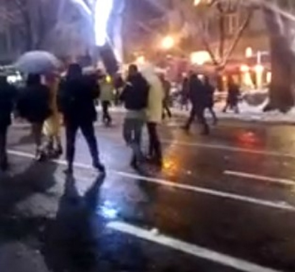 Simpatizeri opozicije gađali grudvama "Prajd info centar", pljuvali i lepili SKANDALOZNE STIKERE! (FOTO)