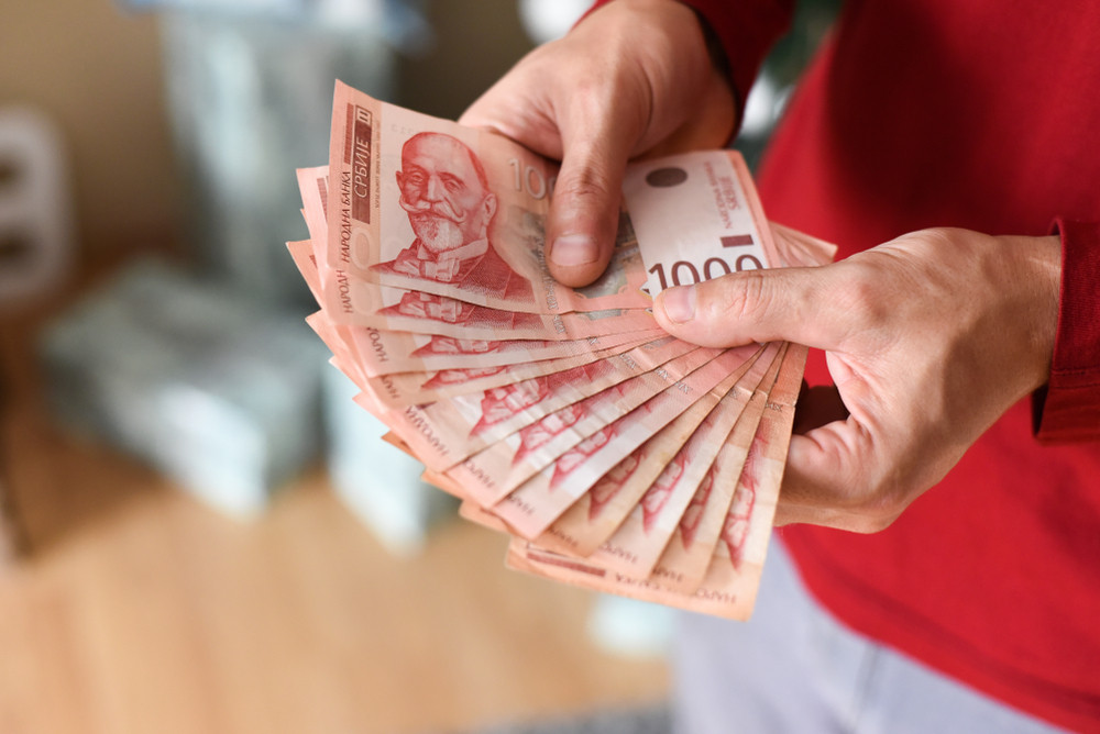 Gimnazijalka Isidora pronašla novčanik sa 200.000 dinara a ono što je usledilo iznenadilo je i same vlasnike novca!