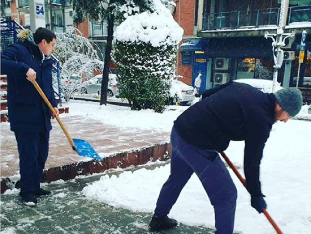 Grad je okovan snegom, ispred zgrada su nanosi, ali ovi mladi ljudi izašli su na ulice i uzeli stvar u svoje ruke!
