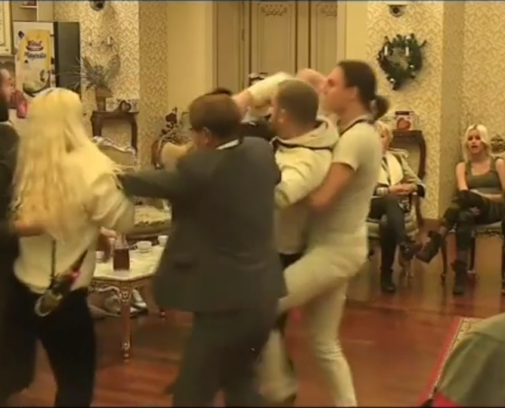 Nikad opasniji sukob, petorica ih razdvajala! Prevrnuo čitavu vilu, krv samo što nije pala! (VIDEO)