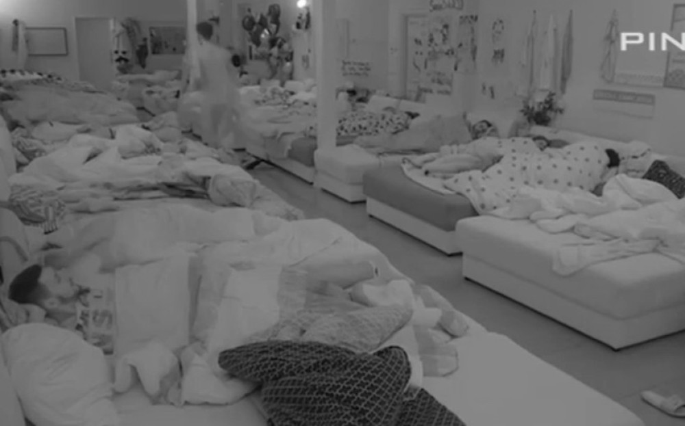 Ovaj snimak je produkcija Zadruge isekla: Pada u nesvest, svi skaču! Zdravstveno stanje nepoznato! (VIDEO)