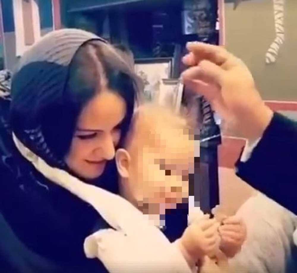 Beba sama privukla krst iz ruke sveštenika dok ju je krstio, a onda uradila nešto zbog čega su se svi raznežili (VIDEO)